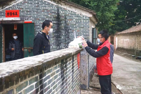 隔離不隔愛，志愿者為居家隔離家庭定期采購生活用品。