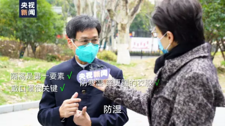 ▲張忠德（左一）接受央視主持人董倩的采訪。