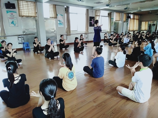 已處理16103475866172020年6月，廣西龍州縣職教中心學(xué)前教育專業(yè)學(xué)生在鶴山職校進(jìn)行舞蹈技能培訓(xùn)。.jpg