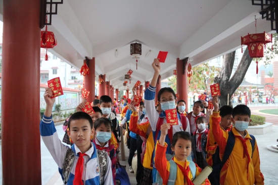 1.回校了，收到“學(xué)業(yè)進步”大紅包，好開心。（沙坪七?。?JPG