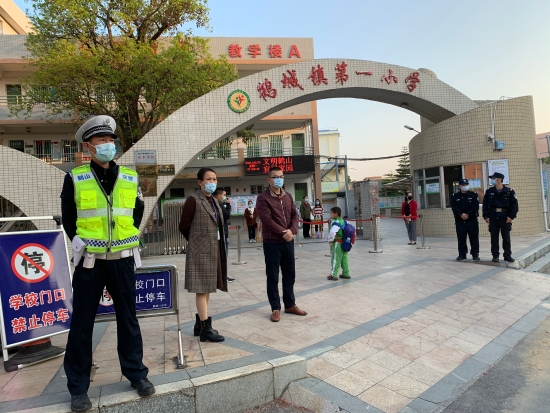 8.鶴城鎮(zhèn)警察叔叔、鶴城一小行政班子為學(xué)生返校保駕護航.jpg