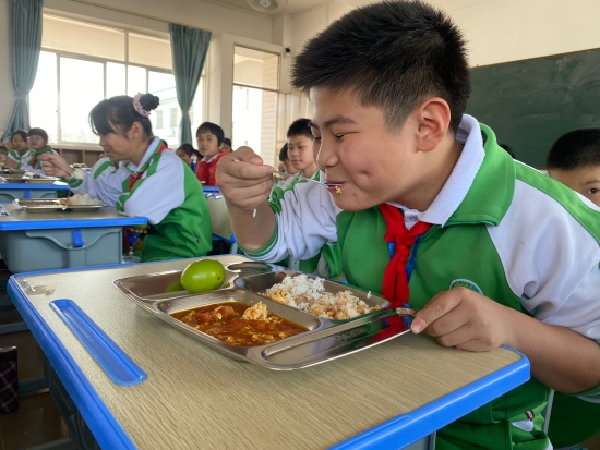 13.表情告訴你，午餐是多么的美味.jpg