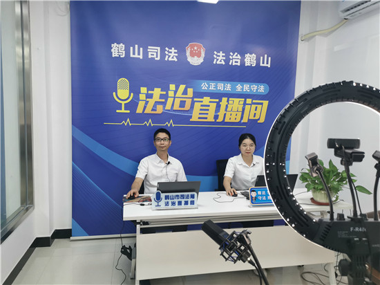 3.歐錦波局長(zhǎng)代表市民政局上線法治直播間，解讀《慈善法》   關(guān)注“放心捐”.jpg
