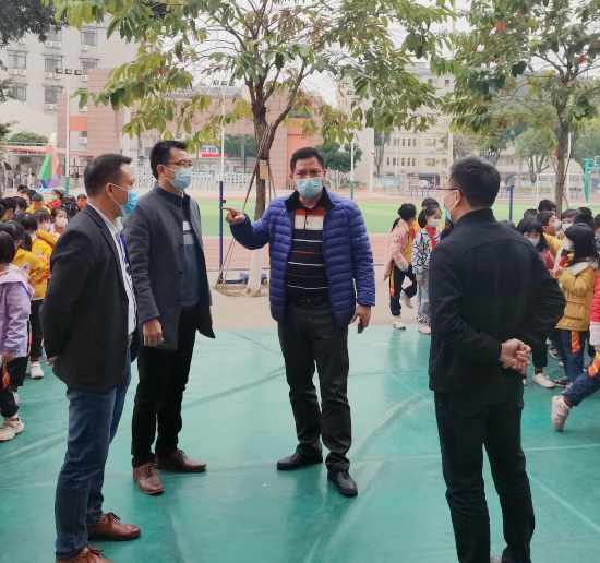 已處理1.教育局黨組書記、局長馮耀同志到學(xué)校指導(dǎo)核酸篩查工作.jpg