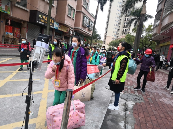已處理9  沙坪五小學(xué)生測溫，有序進(jìn)入校園.jpg