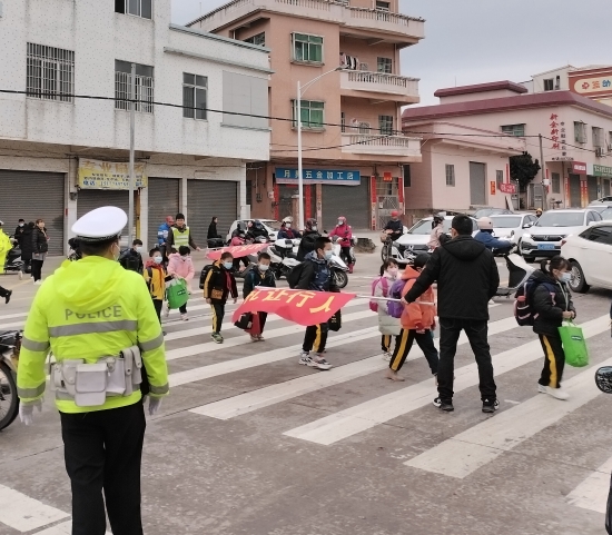 已處理11  連南小學(xué)交警、教師、家長義工組成“返校安全護(hù)學(xué)崗”.jpg