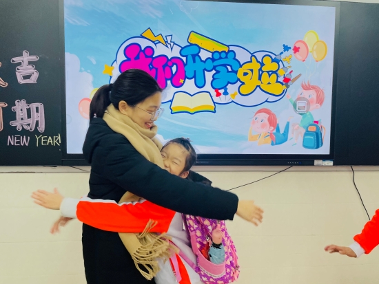 已處理19  “老師，我太想您了?！鄙称阂恍【承^(qū)的小朋友跟老師來一個大大的擁抱.jpg