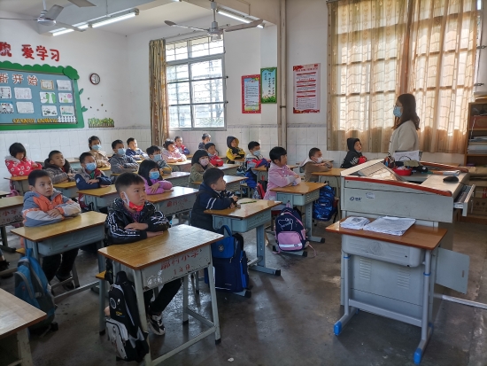 已處理28新學(xué)期，新希望。址山廓村麥源生小學(xué)同學(xué)們課堂上認(rèn)真聽課.jpg