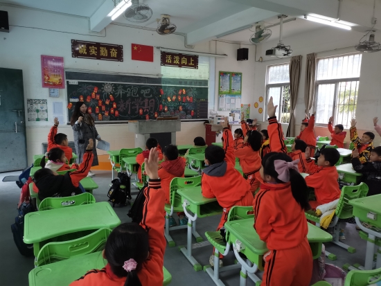 已處理29  課堂上，合成小學(xué)的每個小朋友爭當(dāng)答題小能手.jpg