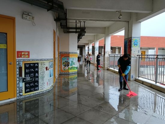 已處理35  碧桂園學(xué)校教職員工清洗課室、走廊.jpg