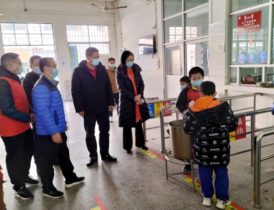 已處理38  2月14日上午，市教育局黨組書記、局長馮耀到宅梧鎮(zhèn)檢查學(xué)校開學(xué)情況.jpg