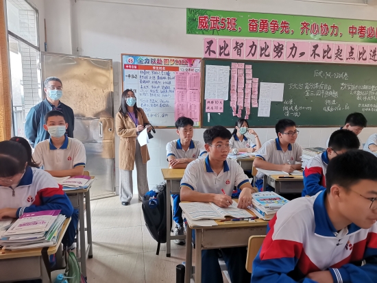 已處理6.開學(xué)調(diào)研，調(diào)研組成員推門聽課.jpg