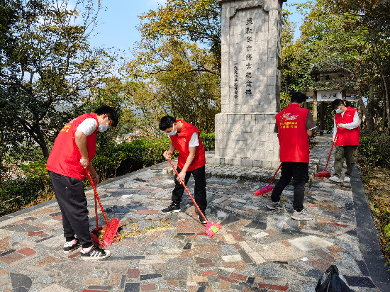 清明節(jié)來臨之際，宅梧鎮(zhèn)退役軍人服務站工作人員發(fā)動退役軍人僑都星火志愿服務隊對我鎮(zhèn)四座烈士紀念碑進行巡查、打掃清潔工作，志愿服務隊們也是“收獲滿滿”啊3.jpg