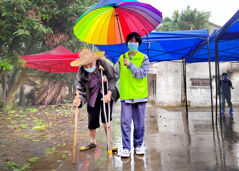 陳麗英《奶奶，打疫苗去》_調(diào)整大小.jpg