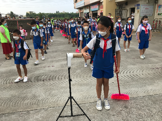 龍山小學(xué)上學(xué)疫情防控--測溫.jpg