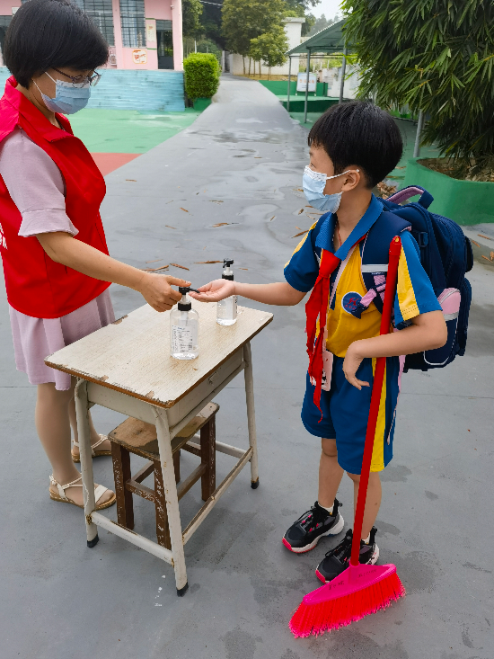 雙合鎮(zhèn)雙合小學(xué)（返學(xué)時(shí)）老師為進(jìn)入校園的孩子進(jìn)行了全面的消毒和清潔，做好疫情防控工作，保護(hù)自己的同時(shí)保護(hù)他人 (2).jpg