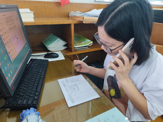 2沙坪二小老師撥打市民電話，協(xié)助做好沙坪流調(diào)咨詢工作.jpg