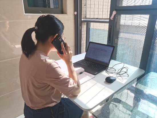 4沙坪六小趙翠霞老師在家做流調(diào)工作人員，隨時(shí)準(zhǔn)備著學(xué)校下達(dá)的打電話任務(wù)，并把每位需要通知去進(jìn)行核酸檢測(cè)的人員作好跟蹤記錄。.jpg