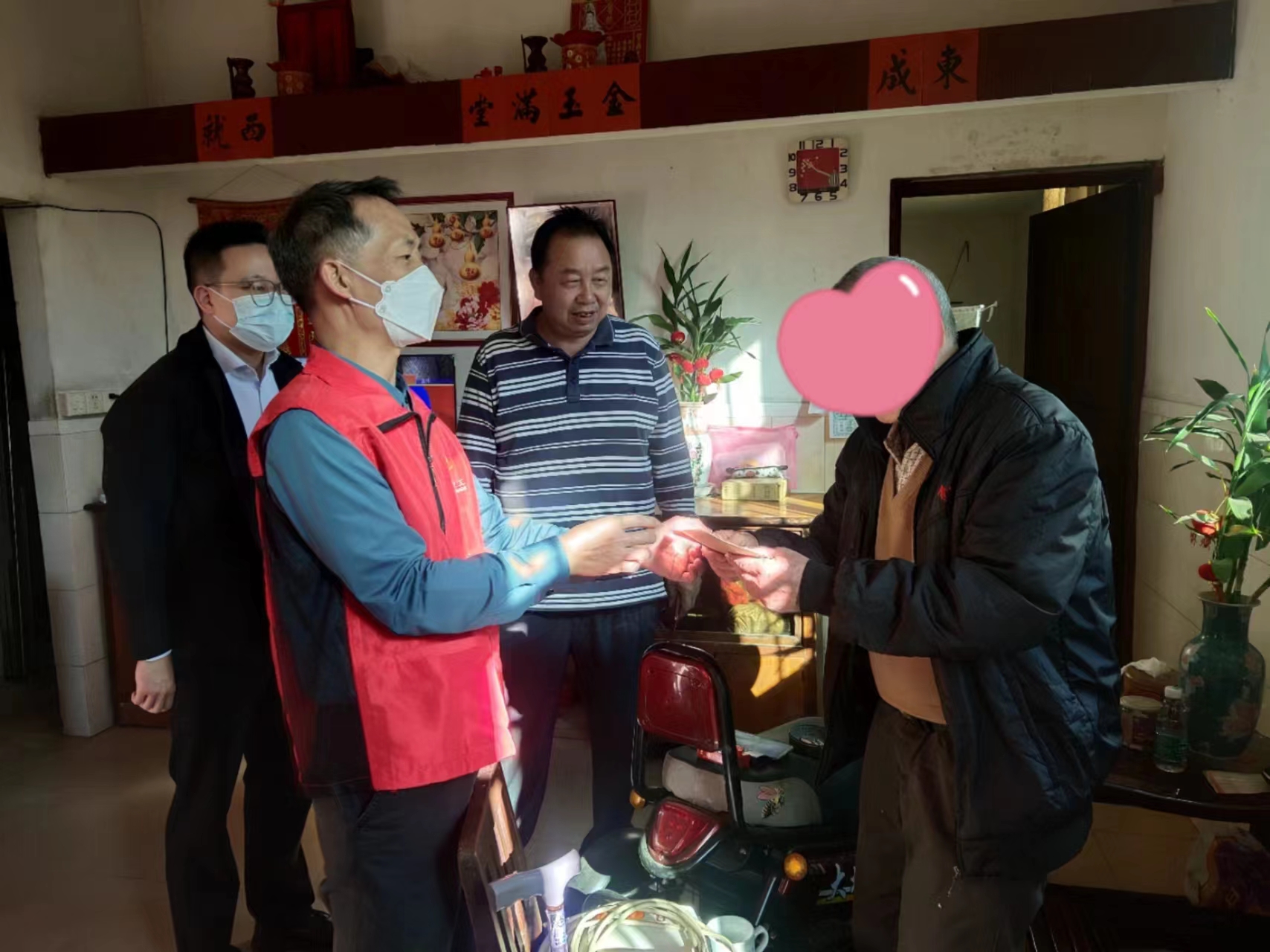 1月14日下午，鶴山市水利局黨組書記、局長(zhǎng)趙榮贊帶隊(duì)走訪慰問(wèn)結(jié)對(duì)幫扶的困難黨員.jpg