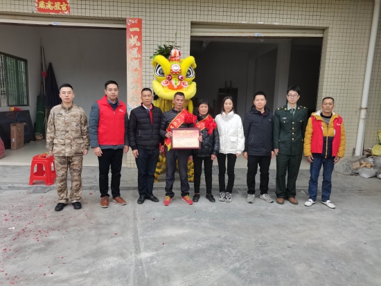 已處理1674092129216市退役軍人事務(wù)局副局長(zhǎng)溫寶謙一行到龍都村現(xiàn)役軍人王耀成家中送立功喜報(bào)，并提前向王耀成家屬送上新春祝福，鼓勵(lì)軍人努力拼搏、再立新功。.jpg