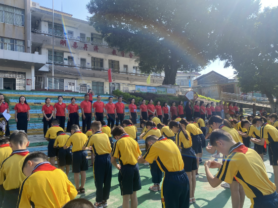 古勞鎮(zhèn)龍溪小學(xué)孩子們正在進(jìn)行拜師禮。.jpg