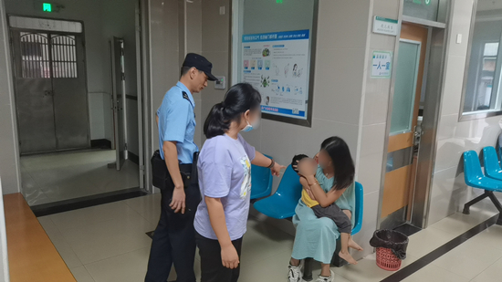 幼童高燒不退緊急求助，共和所民警火速護(hù)送就醫(yī).jpg