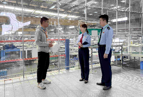 2.稅務人員走進天喜公司車間實地了解生產情況(1).jpg