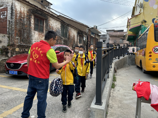 鶴山市古勞鎮(zhèn)龍溪小學(xué)--中心校李明健校長和學(xué)生擊掌，鼓勵學(xué)生.jpg