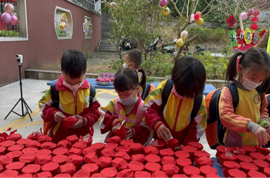宅梧鎮(zhèn)中心幼兒園為孩子們精心策劃了“幸運拆盲盒”獨特的開學(xué)儀式，在踏入幼兒園門口的一剎那，就給了孩子們一個大大的驚喜。.png