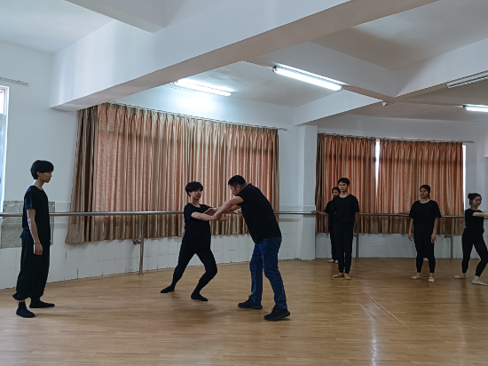 20240516 ”雙百行動”2024年貫通式人才培養(yǎng)之華南理工大學(xué)藝術(shù)學(xué)院進(jìn)鶴山市高中學(xué)校教授課 (56).jpg