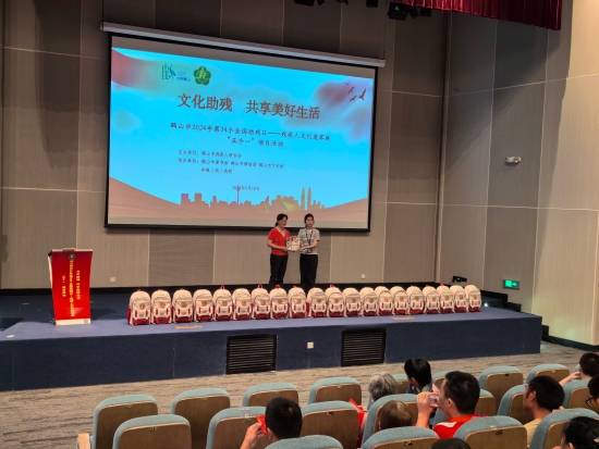 已處理1716374736287市殘聯(lián)黨組成員、副理事長秦碧霞向殘疾人家庭贈(zèng)送書籍.jpg