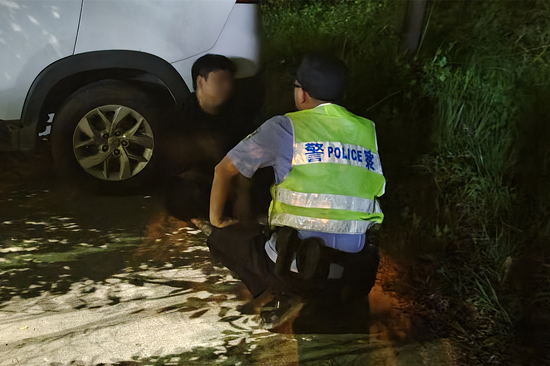 深夜，民警化身“暖心樹(shù)洞” (1).jpg