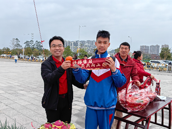 羅俊副校長與第一個到校的七15班何權(quán)希同學(xué)合照.jpg