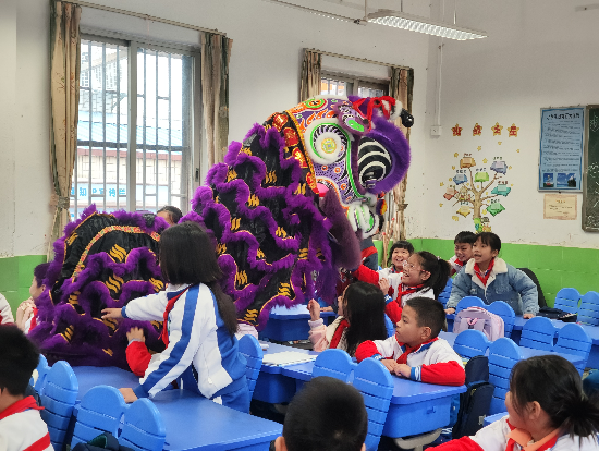 10鎮(zhèn)南小學(xué)獅子隊與學(xué)生親密互動1 (1).jpg