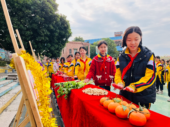 龍溪小學(xué)孩子一個(gè)接一個(gè)摸意頭，好事一樁一樁接踵而來！.jpg