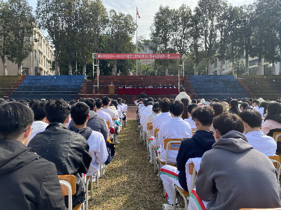 鶴華中學(xué)學(xué)生們認(rèn)真聆聽校長思政課.JPG