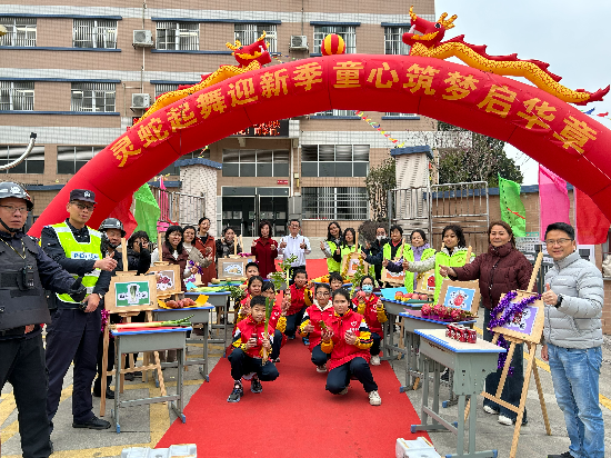 龍溪小學(xué)教師、公安民警、志愿者、家長(zhǎng)們一同保駕護(hù)航.jpg